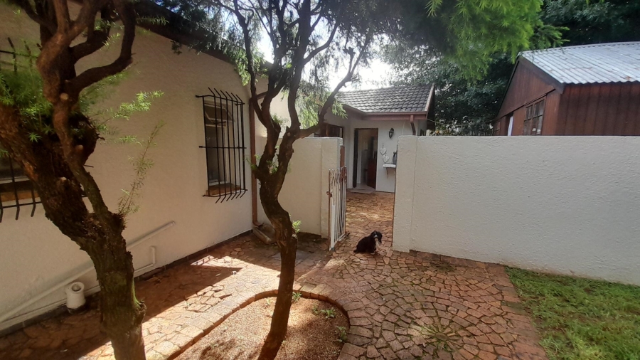 6 Bedroom Property for Sale in Glen Marais Gauteng