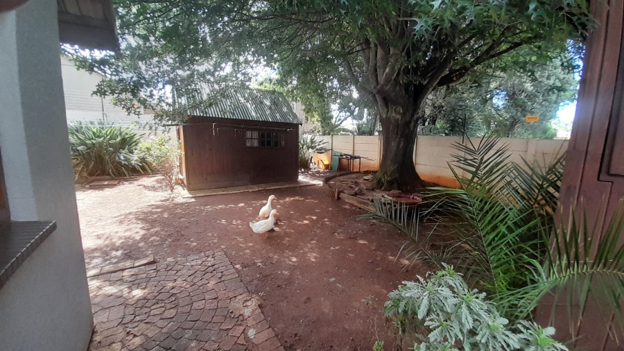 6 Bedroom Property for Sale in Glen Marais Gauteng