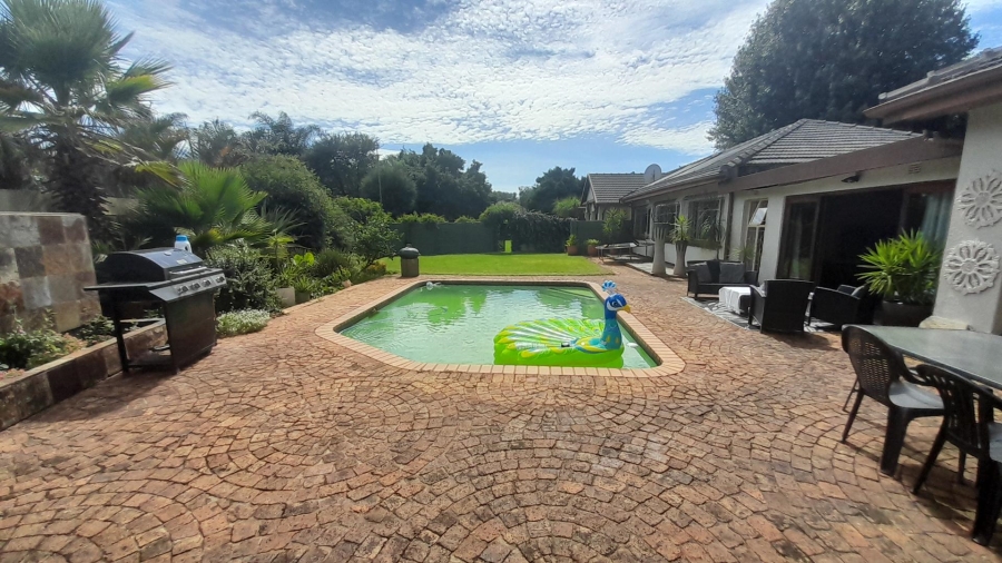 6 Bedroom Property for Sale in Glen Marais Gauteng