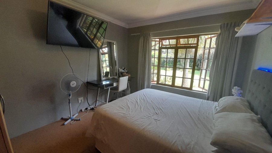 6 Bedroom Property for Sale in Glen Marais Gauteng