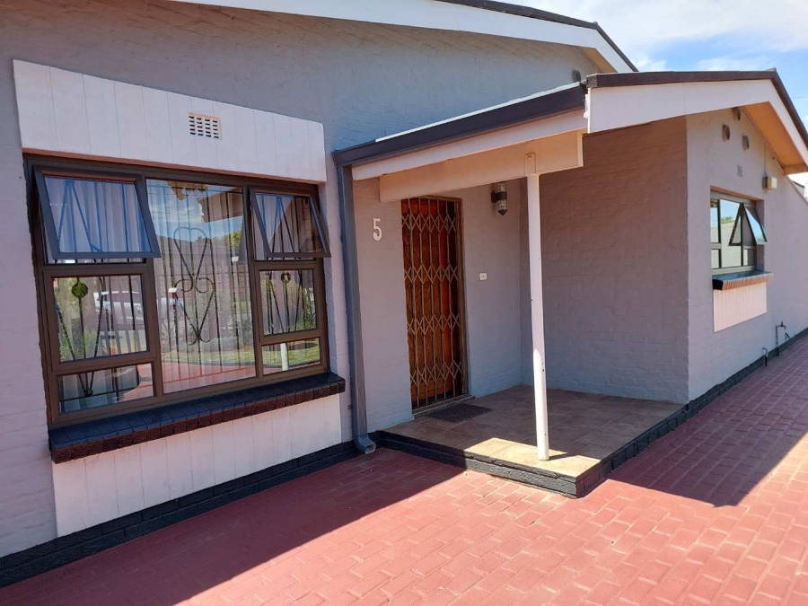 6 Bedroom Property for Sale in Robertsham Gauteng