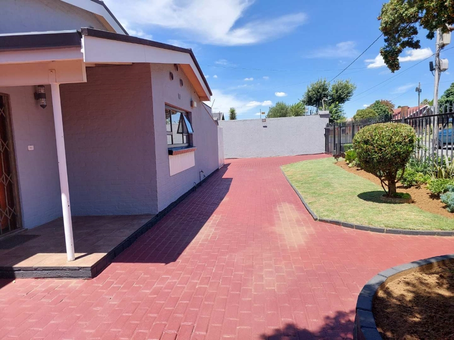 6 Bedroom Property for Sale in Robertsham Gauteng