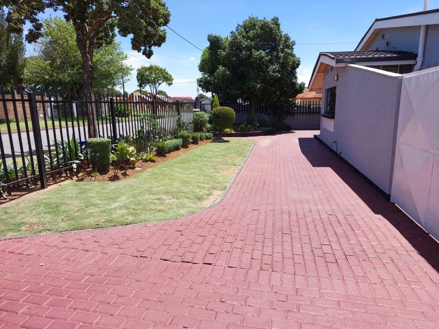 6 Bedroom Property for Sale in Robertsham Gauteng