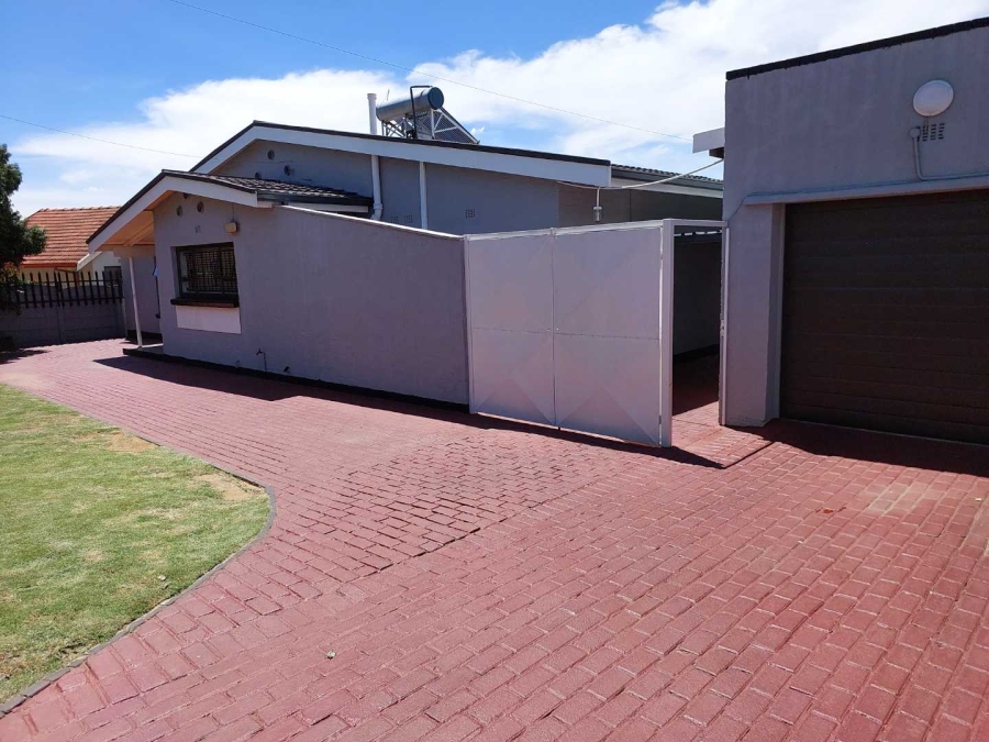 6 Bedroom Property for Sale in Robertsham Gauteng