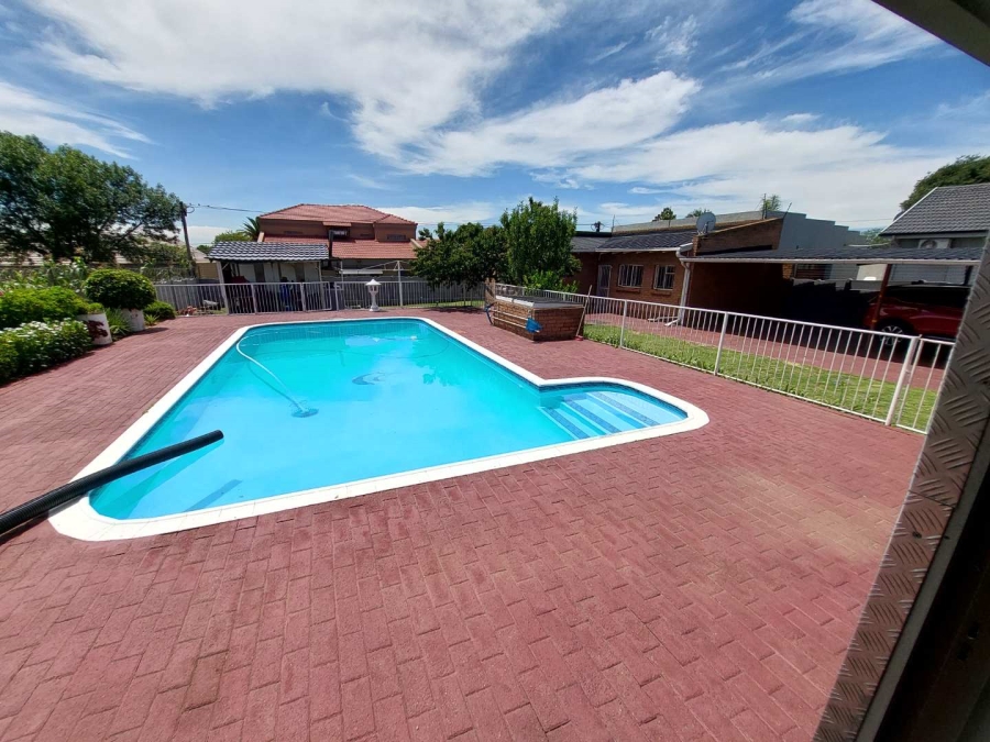 6 Bedroom Property for Sale in Robertsham Gauteng