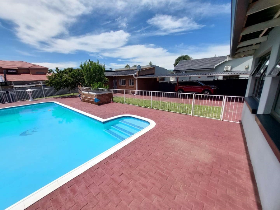 6 Bedroom Property for Sale in Robertsham Gauteng