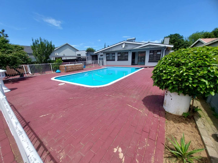 6 Bedroom Property for Sale in Robertsham Gauteng