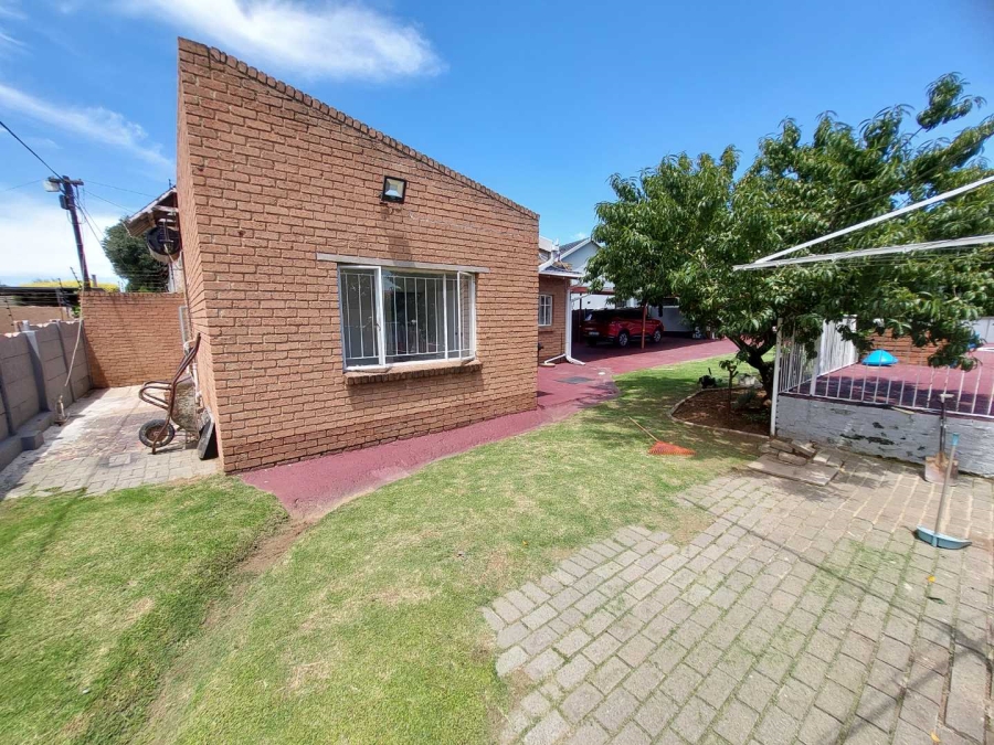 6 Bedroom Property for Sale in Robertsham Gauteng