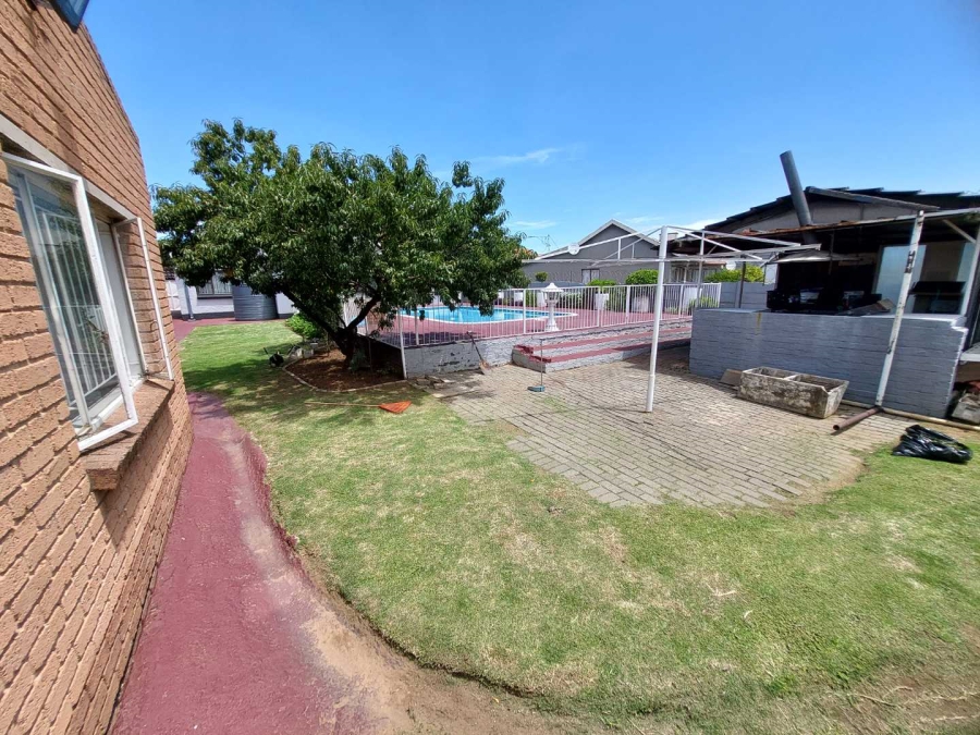 6 Bedroom Property for Sale in Robertsham Gauteng