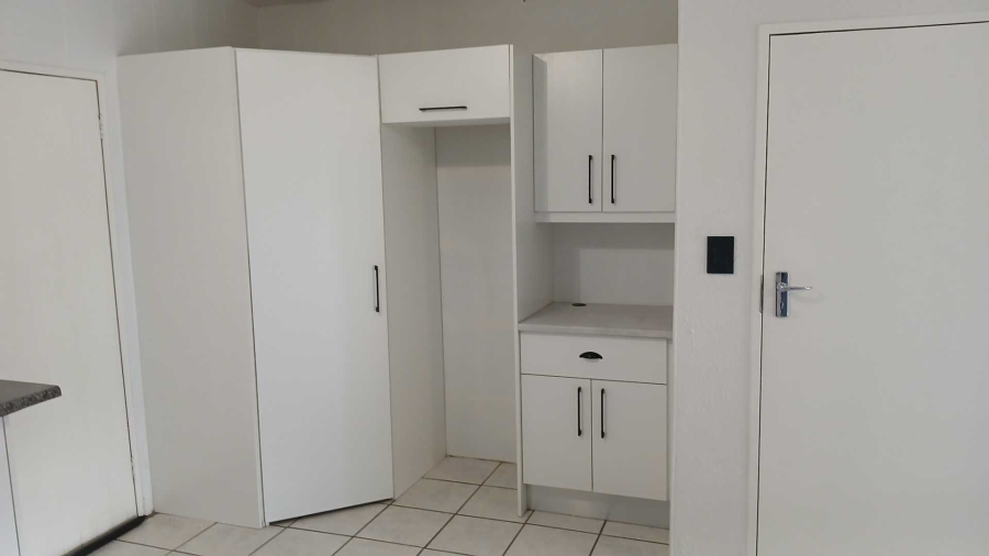 To Let 2 Bedroom Property for Rent in Bromhof Gauteng