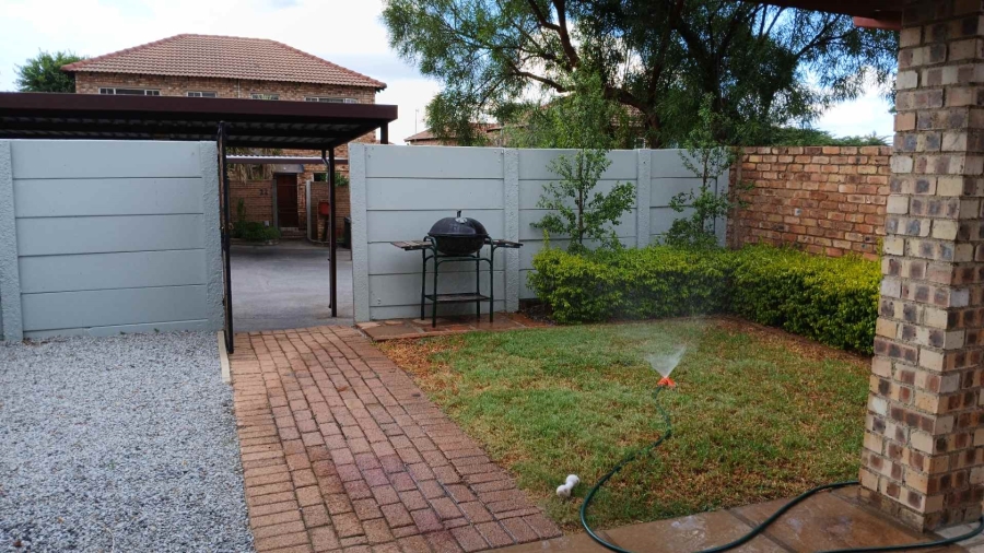 To Let 2 Bedroom Property for Rent in Bromhof Gauteng