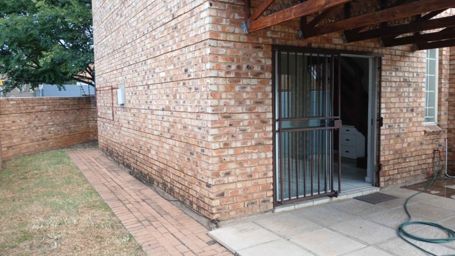 To Let 2 Bedroom Property for Rent in Bromhof Gauteng