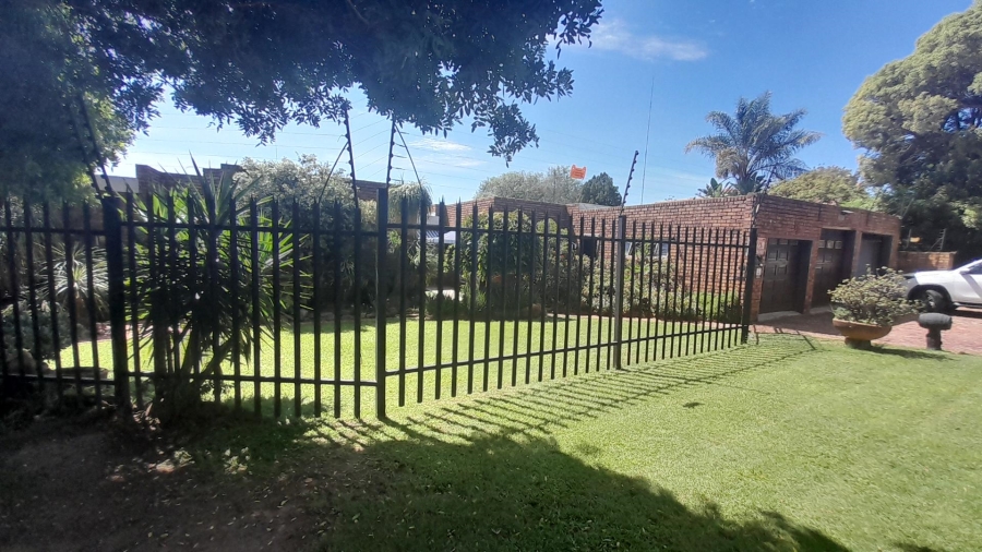 5 Bedroom Property for Sale in Glen Marais Gauteng