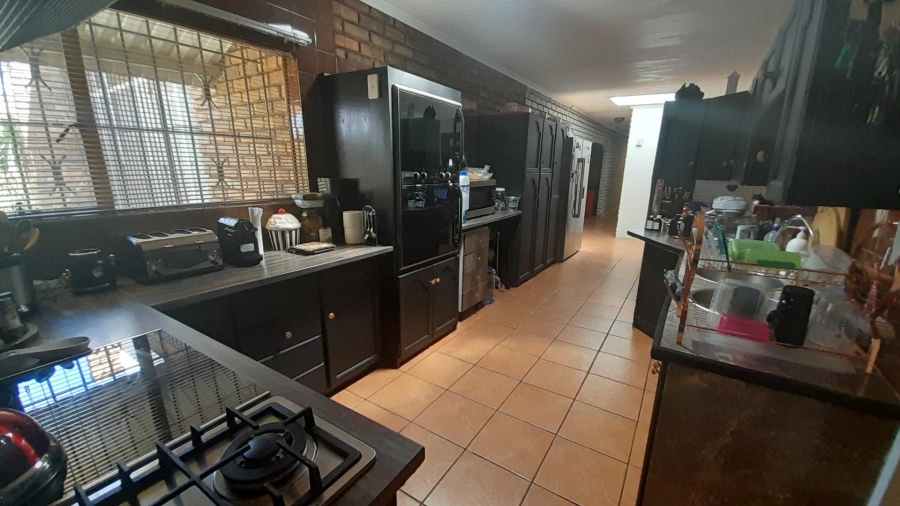 5 Bedroom Property for Sale in Glen Marais Gauteng