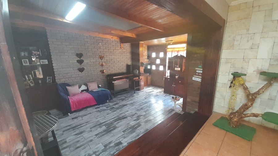 5 Bedroom Property for Sale in Glen Marais Gauteng