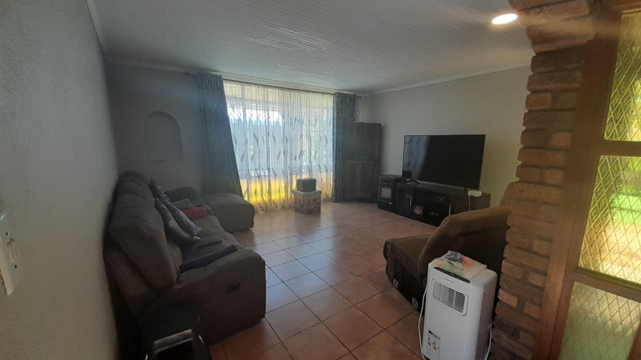 5 Bedroom Property for Sale in Glen Marais Gauteng