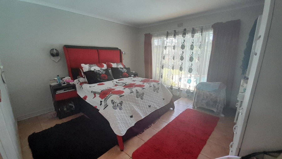 5 Bedroom Property for Sale in Glen Marais Gauteng