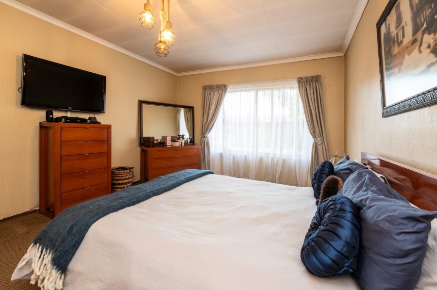 5 Bedroom Property for Sale in Brackendowns Gauteng