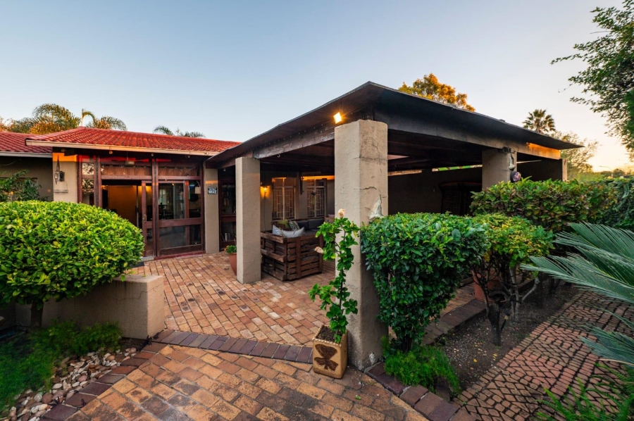 5 Bedroom Property for Sale in Brackendowns Gauteng