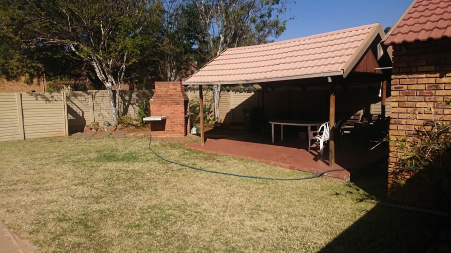 To Let 2 Bedroom Property for Rent in Garsfontein Gauteng