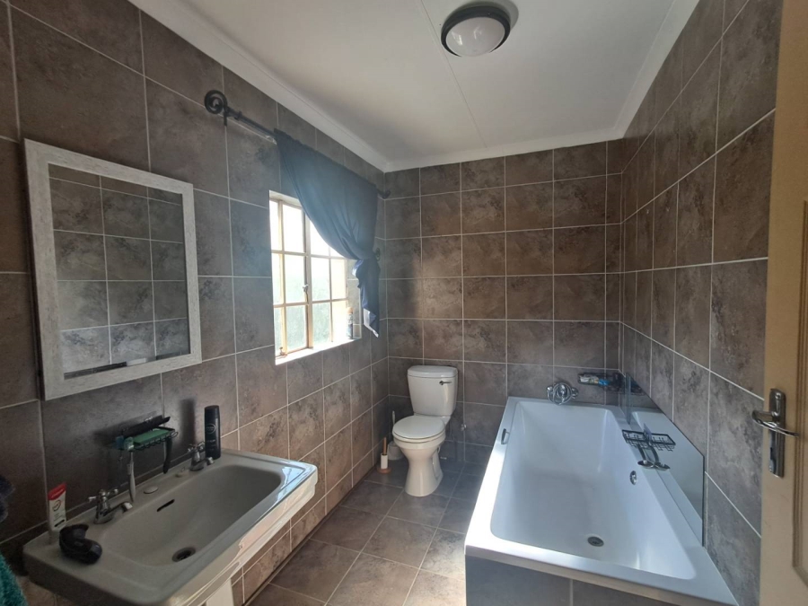 6 Bedroom Property for Sale in Kibler Park Gauteng