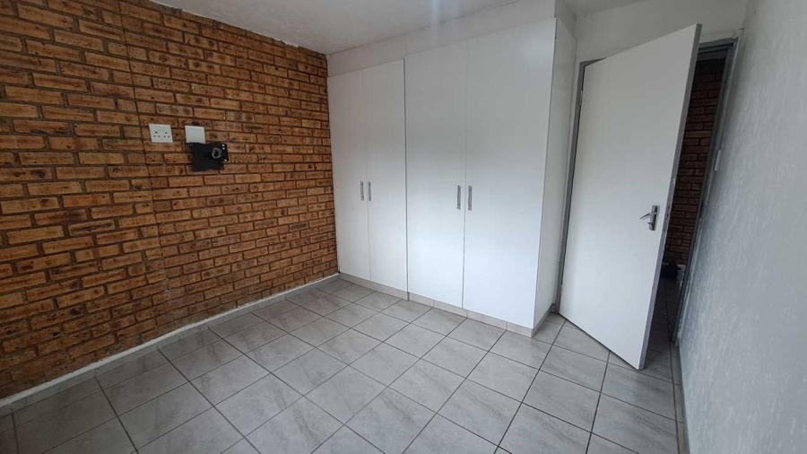 To Let 2 Bedroom Property for Rent in Mulbarton Gauteng