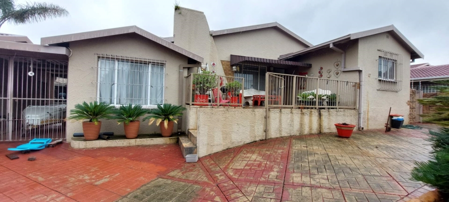 5 Bedroom Property for Sale in Verwoerdpark Gauteng