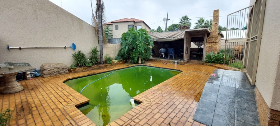 5 Bedroom Property for Sale in Verwoerdpark Gauteng