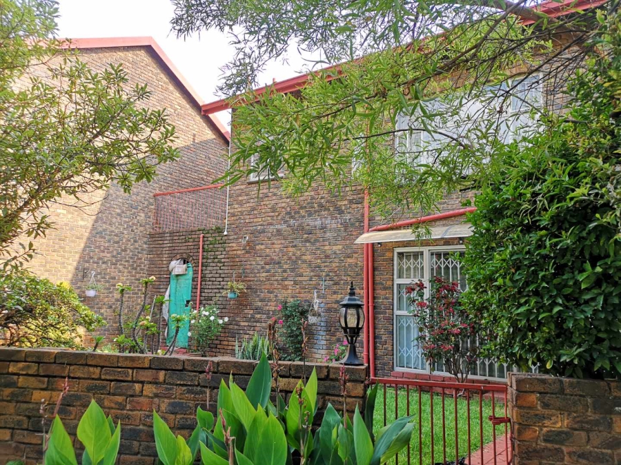 4 Bedroom Property for Sale in Birchleigh North Gauteng