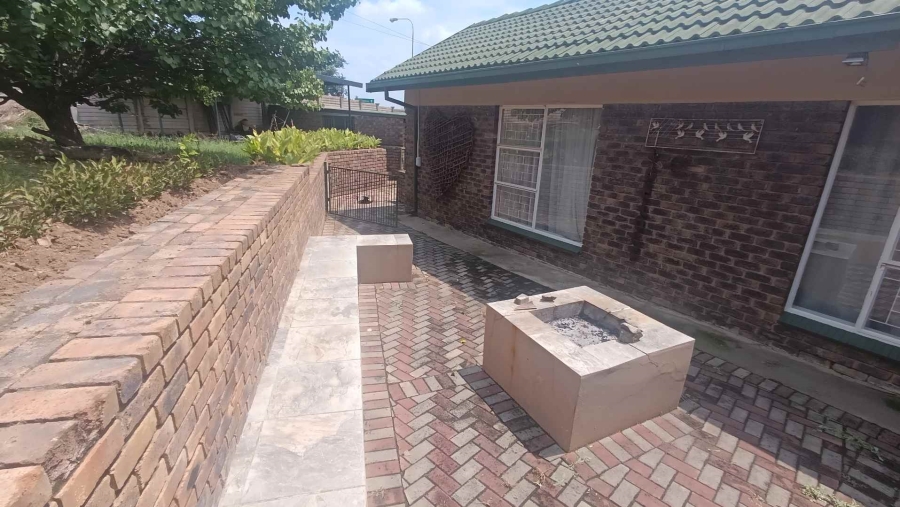 5 Bedroom Property for Sale in The Reeds Gauteng