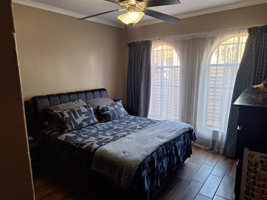 5 Bedroom Property for Sale in Rooihuiskraal Gauteng