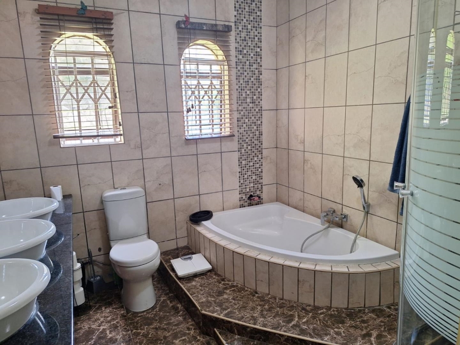 5 Bedroom Property for Sale in Rooihuiskraal Gauteng