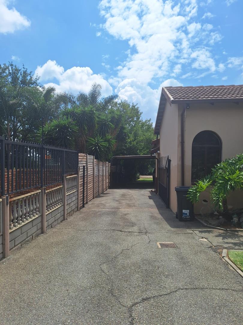 5 Bedroom Property for Sale in Rooihuiskraal Gauteng