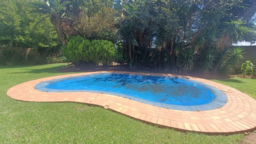 5 Bedroom Property for Sale in Rooihuiskraal Gauteng