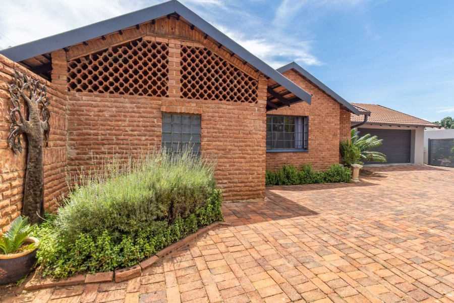 3 Bedroom Property for Sale in Hurlingham Manor Gauteng