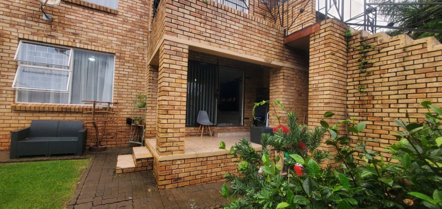 2 Bedroom Property for Sale in Little Falls Gauteng