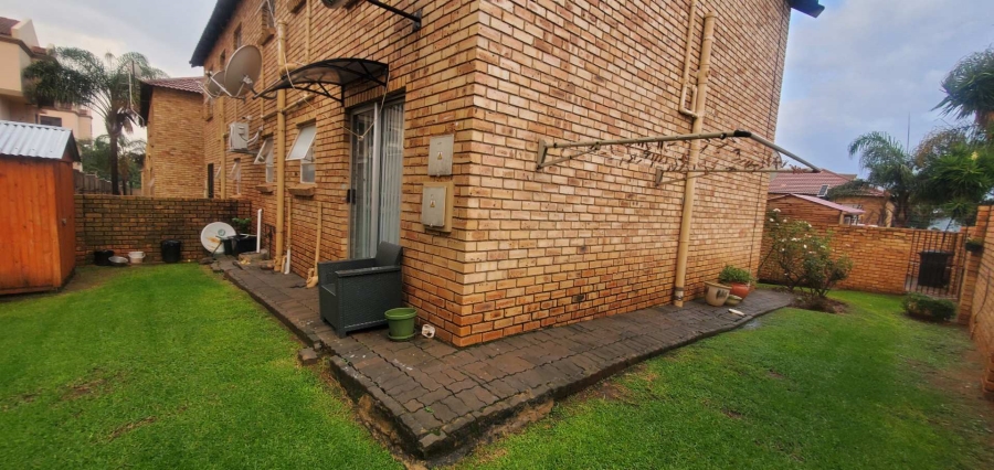 2 Bedroom Property for Sale in Little Falls Gauteng