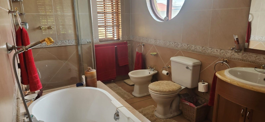 4 Bedroom Property for Sale in Linmeyer Gauteng