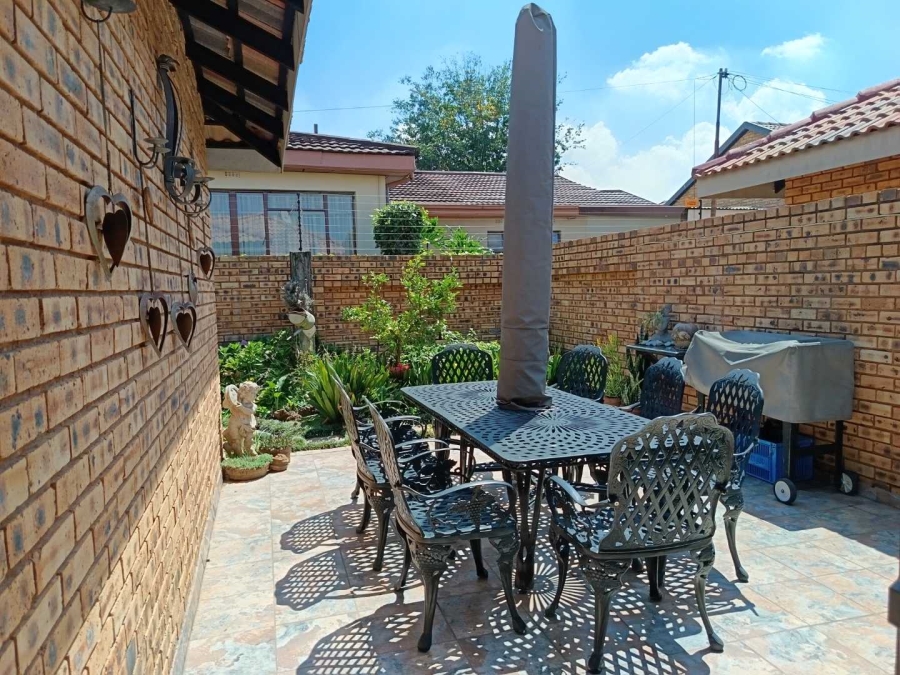 3 Bedroom Property for Sale in New Redruth Gauteng
