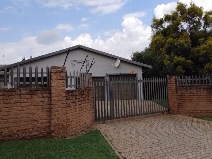 4 Bedroom Property for Sale in Verwoerdpark Gauteng