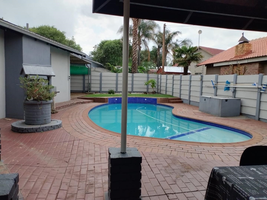 4 Bedroom Property for Sale in Verwoerdpark Gauteng