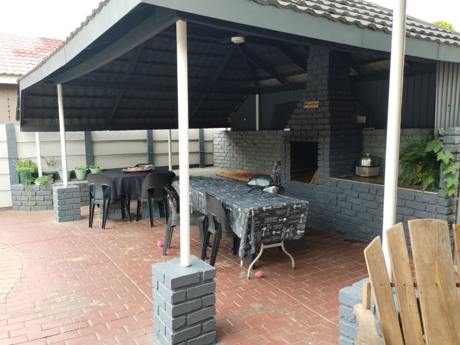 4 Bedroom Property for Sale in Verwoerdpark Gauteng