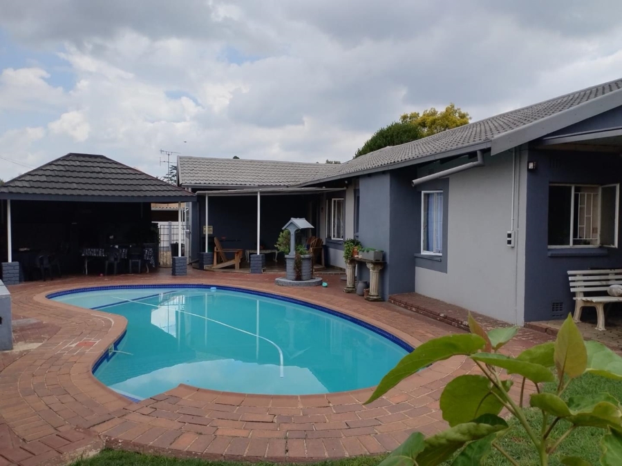4 Bedroom Property for Sale in Verwoerdpark Gauteng