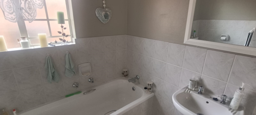 2 Bedroom Property for Sale in Hennopspark Gauteng