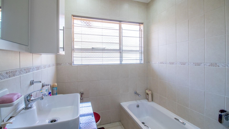 To Let 4 Bedroom Property for Rent in Lakefield Gauteng