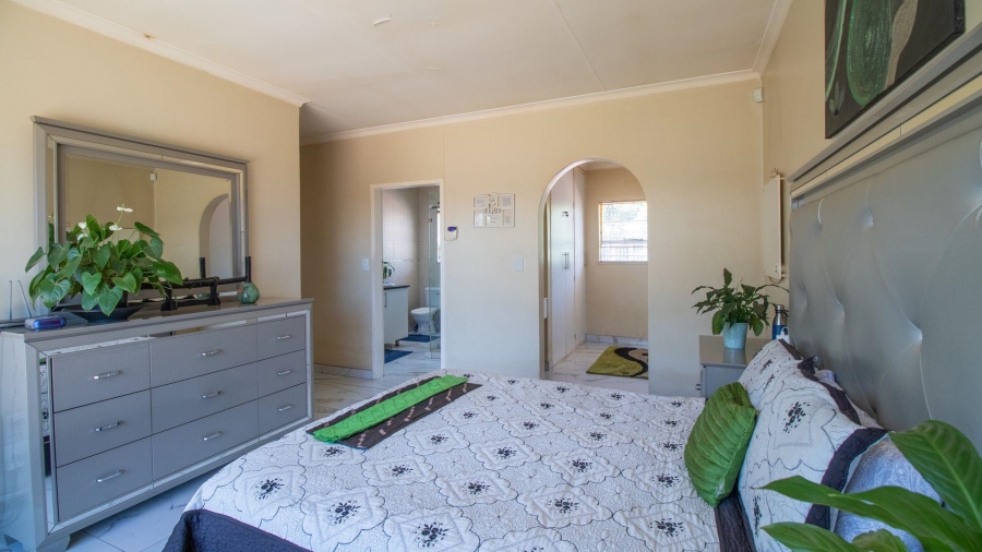 To Let 4 Bedroom Property for Rent in Lakefield Gauteng