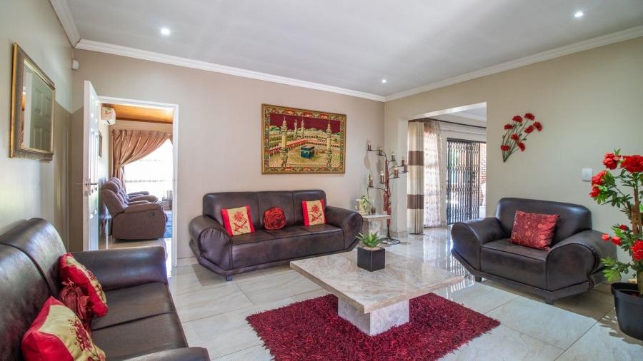 To Let 4 Bedroom Property for Rent in Lakefield Gauteng