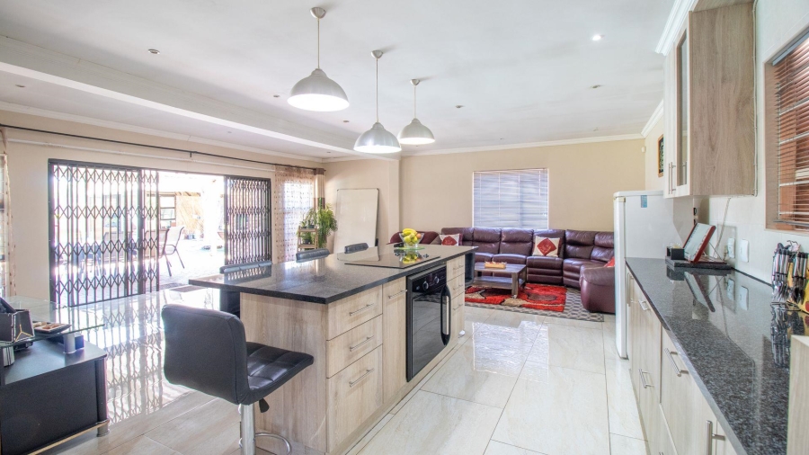 To Let 4 Bedroom Property for Rent in Lakefield Gauteng