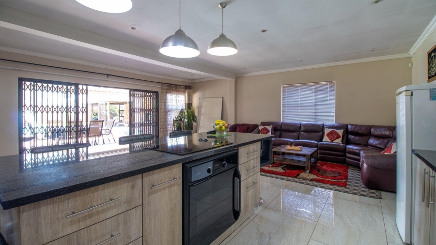 To Let 4 Bedroom Property for Rent in Lakefield Gauteng