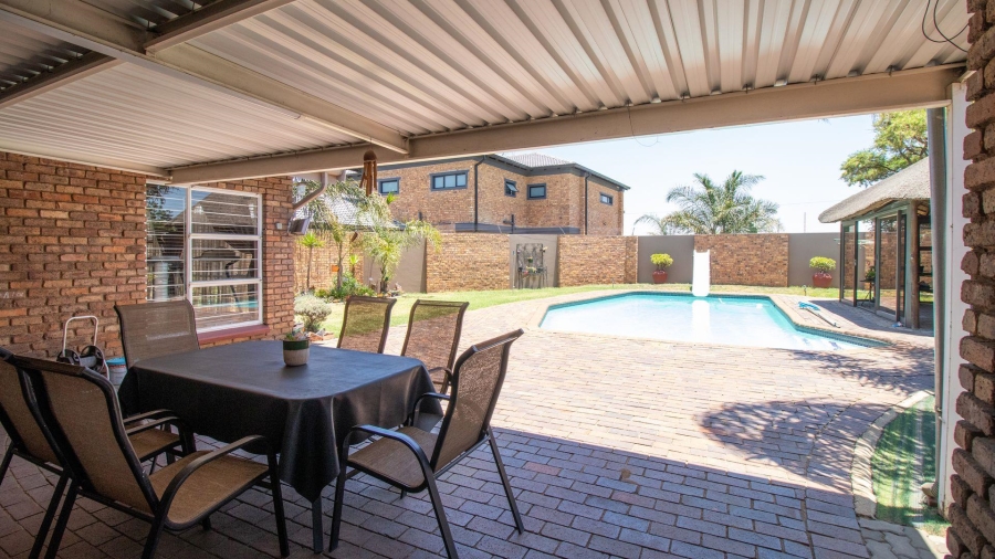 To Let 4 Bedroom Property for Rent in Lakefield Gauteng